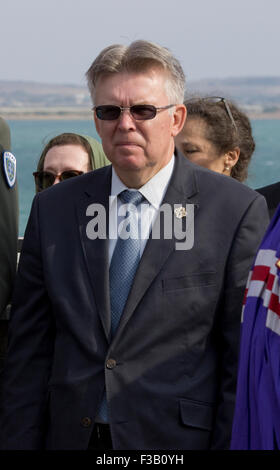 Lemnos Island, Grecia. 3 Ottobre, 2015. Il sig. Alexey Popov, Console Generale della Federazione Russa di Tessalonica, frequentando il memoriale di servizio per i caduti russo-cosacchi durante la guerra civile in Lemnos Island, Grecia. Credito: BasilT/Alamy Live News Foto Stock