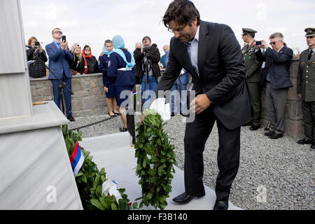 Lemnos Island, Grecia. 3 Ottobre, 2015. Principali di Lemnos, il sig. Marinakis mette una corona sul Russo-Cossack memorial, Punta hill, Pedino village, Lemnos Island, Grecia. Credito: BasilT/Alamy Live News Foto Stock