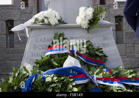 Lemnos Island, Grecia. 3 Ottobre, 2015. Crisantemo bianco bouquet di fiori e ghirlande prevista dal greco e rappresentanti russi di onorare il Russo-Cossack vittime di guerra sepolto sulla collina di punta. Isola di Limnos, Grecia. Credito: BasilT/Alamy Live News Foto Stock