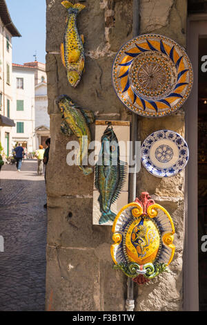 La ceramica per la vendita, Città Vecchia, Lucca, Toscana, Italia Foto Stock