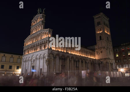 La luce di una candela a San Michele in Foro, la luminaria di Santa Croce, Cattolica romana chiesa basilica, Lucca, Toscana, Italia Foto Stock