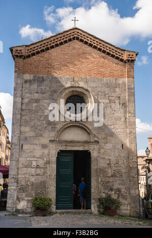 Piccola chiesa vecchia, Volterra, Toscana, Italia Foto Stock