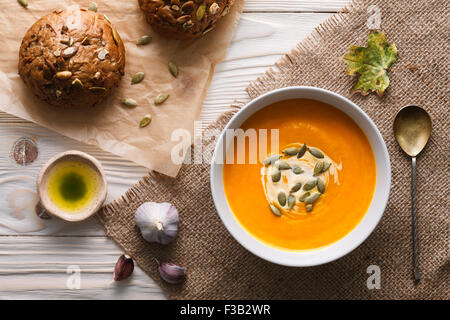 Un pasto con una tradizionale zuppa di zucca e appena cotta divieti di segale con semi e olio di oliva. Foto Stock