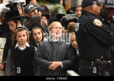 La città di New York, Stati Uniti. 03 ott 2015. Hasidic ragazzi guardare da dietro della polizia/linea di fuoco. Società di fuoco, NYPD, Croce Rossa e altro personale del servizio di emergenza si sono riuniti a Borough Park lungo con funzionari eletti nella scia di un'esplosione che ha ucciso e ferito almeno tre persone. © Andy Katz/Pacific Press/Alamy Live News Foto Stock