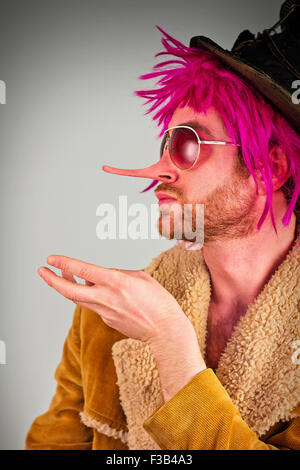 Giacenti dai capelli rosa barbuto bum uomo pazzesco con cool occhiali da sole Foto Stock