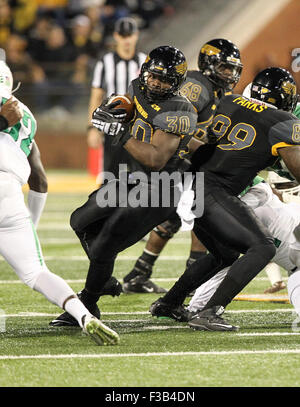 Hattiesburg MS, STATI UNITI D'AMERICA. 3° Ott, 2015. Southern Miss Golden Eagles running back Jalen Richard (30) trova yardage fino a metà durante il NCAA Football gioco tra il Southern Miss aquile reali e Nord Texas significa verde a M.M. Roberts in Hattiesburg MS. Chuck leccare/CSM/Alamy Live News Foto Stock