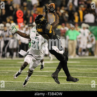 Hattiesburg MS, STATI UNITI D'AMERICA. 3° Ott, 2015. Southern Miss Golden Eagles wide receiver Michael Thomas (88) Si ritiene che le catture di una passata durante il NCAA Football gioco tra il Southern Miss aquile reali e Nord Texas significa verde a M.M. Roberts in Hattiesburg MS. Chuck leccare/CSM/Alamy Live News Foto Stock