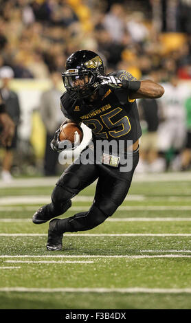 Hattiesburg MS, STATI UNITI D'AMERICA. 3° Ott, 2015. Southern Miss Golden Eagles running back Ito Smith (25) corre per un primo verso il basso durante il NCAA Football gioco tra il Southern Miss aquile reali e Nord Texas significa verde a M.M. Roberts in Hattiesburg MS. Chuck leccare/CSM/Alamy Live News Foto Stock