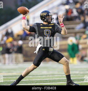 Hattiesburg MS, STATI UNITI D'AMERICA. 3° Ott, 2015. Southern Miss Golden Eagles quarterback Nick Mullens (9) genera un touchdown durante il NCAA Football gioco tra il Southern Miss aquile reali e Nord Texas significa verde a M.M. Roberts in Hattiesburg MS. Chuck leccare/CSM/Alamy Live News Foto Stock