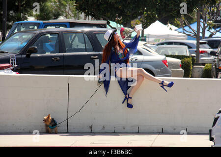 Phoebe price goes shopping presso un allevatore locale mercato in Studio City, indossando un abito passante che mostra una partita di carne in una giornata di vento con: Phoebe Prezzi Dove: Los Angeles, California, Stati Uniti quando: 02 Ago 2015 Foto Stock