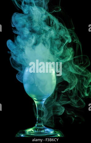 Arte astratta. Hookah fumo cocktail di acquamarina vetro su uno sfondo bianco. Pozione della strega sfondo per Halloween. Foto Stock