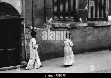 Due ragazzi a piedi in Luxor Egitto brian mcguire Foto Stock