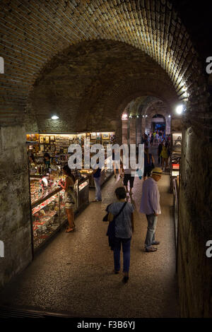 Fiocamente illuminate metropolitana souvenir complesso di stallo presso il Palazzo di Diocleziano a Split, Croazia. Foto Stock