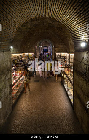 Fiocamente illuminate metropolitana souvenir complesso di stallo presso il Palazzo di Diocleziano a Split, Croazia. Foto Stock