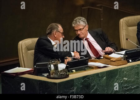 New York, Stati Uniti. 03 ott 2015. Jan Eliasson, Vice Segretario Generale delle Nazioni Unite (sinistra) si congratula con il presidente dell'Assemblea Generale Mogens LYKKETOFT (destra) al termine della discussione generale. Il dibattito generale della 70a Assemblea generale delle Nazioni Unite è venuto a una stretta con delegati restanti offrendo istruzioni per il montaggio e di rispondere alle richieste da parte di altre nazioni. © Albin Lohr-Jones/Pacific Press/Alamy Live News Foto Stock