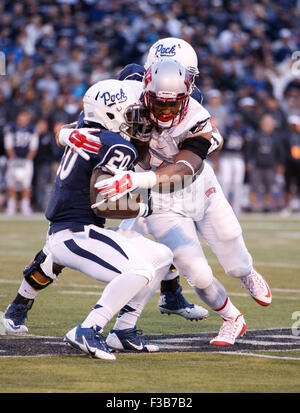 Reno, Nevada, Stati Uniti d'America. 3° Ott, 2015. UNLV's Geremia Valoaga (94) affronta UNR's Cameron Turner (20) in ritardo in montagna ad ovest il gioco tra la UNLV ribelli e la UNR Wolfpack a Mackay Stadium a Reno in Nevada. © Jeff Mulvihill Jr/ZUMA filo/Alamy Live News Foto Stock