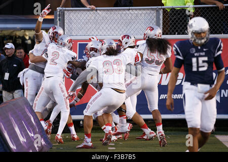 Reno, Nevada, Stati Uniti d'America. 3° Ott, 2015. La UNLV giocatori celebrano il loro terzo touchdown della montagna ad ovest il gioco tra la UNLV ribelli e la UNR Wolfpack a Mackay Stadium a Reno in Nevada. © Jeff Mulvihill Jr/ZUMA filo/Alamy Live News Foto Stock