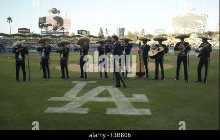 Los Angeles, CALIFORNIA, STATI UNITI D'AMERICA, STATI UNITI D'AMERICA. 3° Ott, 2015. Mariachi venduti de Mexico di Jose Hernandez esegue durante i festeggiamenti prima che il gioco tra Los Angeles Dodgers vs San Diego Padres al Dodger Stadium il 3 ottobre 2015 a Los Angeles, California.ARMANDO ARORIZO © Armando Arorizo/Prensa Internacional/ZUMA filo/Alamy Live News Foto Stock