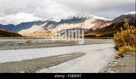 Grandi flussi di acqua attraverso l'Alaska Range Foto Stock