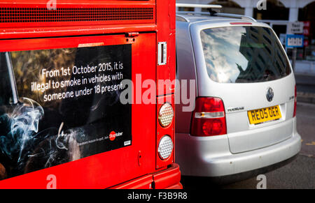 , Cirencester Gloucestershire, UK. 3 Ottobre, 2015. Norme di emissioni all'interno e al di fuori di veicoli a motore. Dal 1° ottobre 2015 sarà illegale fumare in un veicolo privato quando ci sono bambini presenti. Si tratta di una nuova legislazione per proteggere i bambini e i giovani dai pericoli del fumo passivo (SHS). La US Environmental Protection Agency (EPA) ha detto che la VW ha installato il software illegale a imbrogliare prove di emissione, permettendo la sua utilizzato vetture diesel per produrre fumi del traffico fino a 40 volte più inquinanti di quelli consentiti. Foto Stock