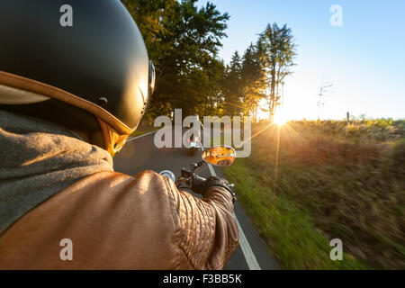 Biker moto equitazione nella mattina di sole Foto Stock