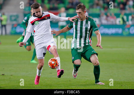 BUDAPEST, Ungheria - 3 ottobre 2015: duello tra Michal Nalepa del Ferencvaros (r) e Richard Vernes di Honved durante Ferencvaros Honved vs banca OTP League Football Match in Groupama Arena. Foto Stock