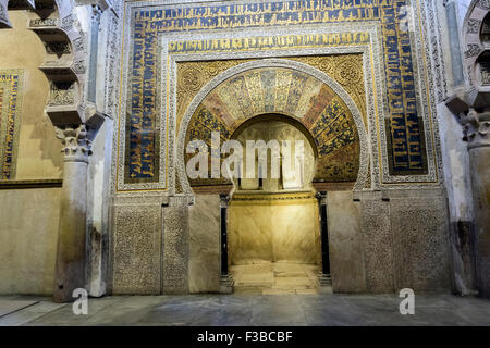 CORDOBA, Spagna - Settembre, 27, 2015: interni di Mezquita-Catedral, medievale e la Moschea Islamica che è stato convertito in un Cathol Foto Stock