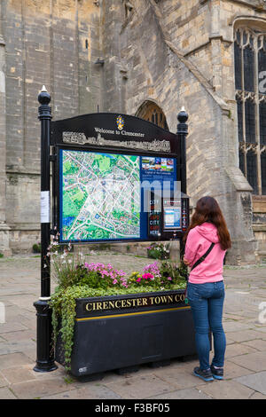 Indicazioni stradali per diverse destinazioni. Centro di mappa, Cirencester Gloucestershire, UK. Indicazioni turistiche alla città' attrazioni e strutture. Foto Stock