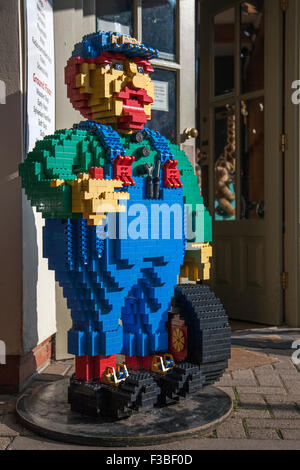 Uomo Lego a grandezza naturale; meccanico di automobile di mattoni di plastica, statua di montatore di pneumatico maschile fuori negozio di automobilisti a Cirencester, Gloucestershire, Regno Unito. Foto Stock