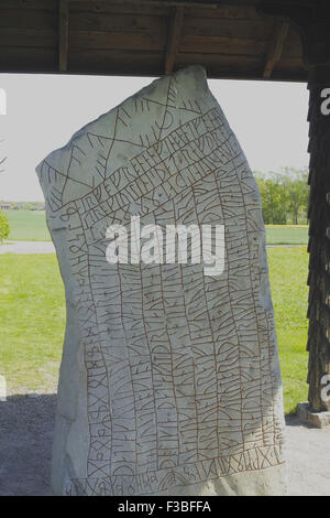 Rök runestone Ög 136. è una delle più famose pietre runiche, (nota più lunga iscrizione runica in pietra). Östergötland, Svezia. Foto Stock