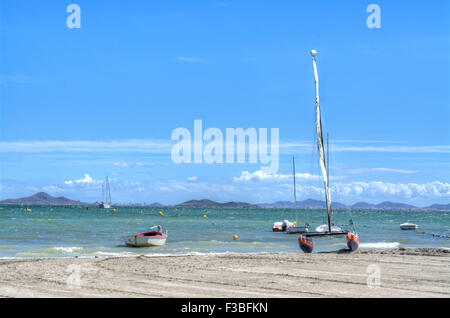 HDR di un catamarano sulla spiaggia di Los Alcazares, MURCIA, Spagna Foto Stock