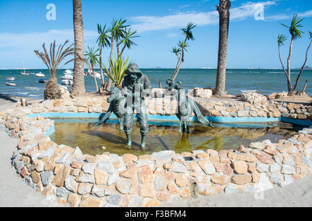 Statua del pescatore e sirene presso la spiaggia di Los Alcazares, Mar Menor, Murcia, Costa Calida, Sud Est Foto Stock