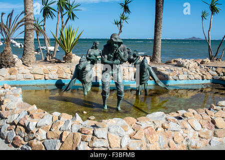 Statua del pescatore e sirene presso la spiaggia di Los Alcazares, Mar Menor, Murcia, Costa Calida, Sud Est Foto Stock