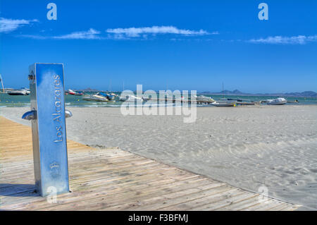 HDR della fontana di acqua su Los Alcazares Beach e il Mar Menor, Murcia, Costa Calida, Spagna, Europa Foto Stock