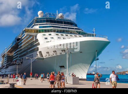 Nave da crociera ai passeggeri di viaggiare da e per molte delle navi da crociera che ancora a St. Maarten. Foto Stock