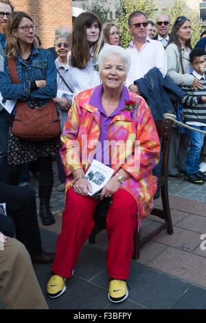 Stratford, Londra, Regno Unito. 04/10/2015. Ex EastEnders attrice Pam di San Clemente. Cerimonia di inaugurazione di Joan Littlewood scultura di Philip Jackson in Piazza Teatro fuori Theatre Royal Stratford East. Foto Stock