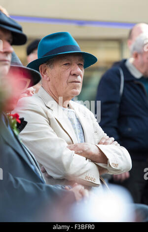 Stratford, Londra, Regno Unito. 04/10/2015. Sir Ian McKellen è stato uno degli ospiti della cerimonia. Cerimonia di inaugurazione di Joan Littlewood scultura di Philip Jackson in Piazza Teatro fuori Theatre Royal Stratford East. Foto Stock