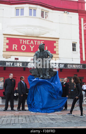 Stratford, Londra, Regno Unito. 04/10/2015. L'attrice Alex Jarrett, 15, svela la Joan Littlewood scultura, creato da Philip Jackson. Cerimonia di inaugurazione di Joan Littlewood scultura di Philip Jackson in Piazza Teatro fuori Theatre Royal Stratford East. Foto Stock