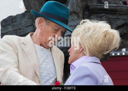 Stratford, Londra, Regno Unito. 04/10/2015. Sir Ian McKellen con Barbara Windsor. Cerimonia di inaugurazione di Joan Littlewood scultura di Philip Jackson in Piazza Teatro fuori Theatre Royal Stratford East. Foto Stock