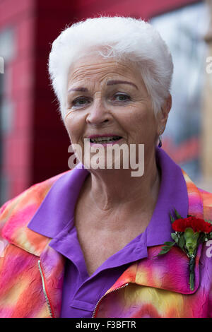 Stratford, Londra, Regno Unito. 04/10/2015. Ex EastEnders attrice Pam di San Clemente. Cerimonia di inaugurazione di Joan Littlewood scultura di Philip Jackson in Piazza Teatro fuori Theatre Royal Stratford East. Foto Stock