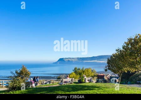 Vista su Robin Hood's Bay, North Yorkshire, Inghilterra, Regno Unito Foto Stock