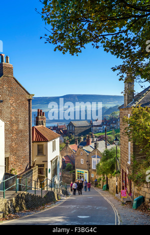 Visualizza in basso New Road (la strada principale), Robin Hood's Bay, North Yorkshire, Inghilterra, Regno Unito Foto Stock