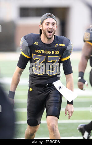 Hattiesburg MS, STATI UNITI D'AMERICA. 3° Ott, 2015. Southern Miss Golden Eagles punter Matteo Moseley (33) è soddisfatto dopo un touchdown durante il NCAA Football gioco tra il Southern Miss aquile reali e Nord Texas significa verde a M.M. Roberts in Hattiesburg MS. Chuck leccare/CSM/Alamy Live News Foto Stock