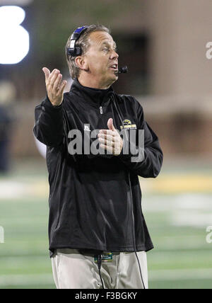 Hattiesburg MS, STATI UNITI D'AMERICA. 3° Ott, 2015. Southern Miss Golden Eagles head coach Todd Monken chiedere un riesame di riproduzione durante il NCAA Football gioco tra il Southern Miss aquile reali e Nord Texas significa verde a M.M. Roberts in Hattiesburg MS. Chuck leccare/CSM/Alamy Live News Foto Stock