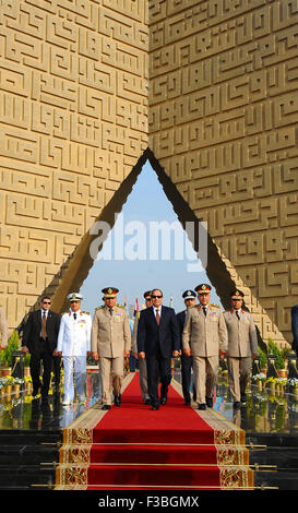 Il Cairo, Egitto. 4 Ott 2015. Un handout foto rilasciata dalla presidenza egiziana mostra il presidente egiziano Abdul Fattah al-Sisi (C), il ministro della Difesa di Sedki Sobhi (L) e capo del personale Mahmoud Hegazy (R) lasciando dopo la loro visita all ex Presidente egiziano Sadat è grave e il memoriale del Milite Ignoto tomba il 4 ottobre 2015 a Il Cairo, come parte delle celebrazioni del quarantaduesimo anniversario della guerra ottobre vittoria © Il presidente Egiziano Ufficio APA/images/ZUMA filo/Alamy Live News Foto Stock