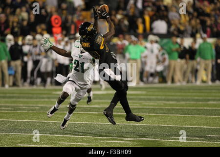 Hattiesburg MS, STATI UNITI D'AMERICA. 3° Ott, 2015. Southern Miss Golden Eagles wide receiver Michael Thomas (88) Si ritiene che le catture di un touchdown durante il NCAA Football gioco tra il Southern Miss aquile reali e Nord Texas significa verde a M.M. Roberts in Hattiesburg MS. Chuck leccare/CSM/Alamy Live News Foto Stock