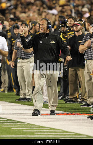 Hattiesburg MS, STATI UNITI D'AMERICA. 3° Ott, 2015. Southern Miss Golden Eagles head coach Todd Monken non è felice con una chiamata durante il NCAA Football gioco tra il Southern Miss aquile reali e Nord Texas significa verde a M.M. Roberts in Hattiesburg MS. Chuck leccare/CSM/Alamy Live News Foto Stock