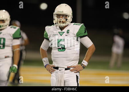 Hattiesburg MS, STATI UNITI D'AMERICA. 3° Ott, 2015. North Texas verde medio quarterback Andrew McNulty (5) cerca la direzione da allenatori durante il NCAA Football gioco tra il Southern Miss aquile reali e Nord Texas significa verde a M.M. Roberts in Hattiesburg MS. Chuck leccare/CSM/Alamy Live News Foto Stock