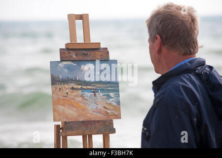 Bournemouth Dorset, Regno Unito il 4 ottobre 2015. Artista cattura la bellezza del mare di Bournemouth e la fascia costiera a Bournemouth Beach, Dorset, Regno Unito - pittura su cavalletto. Credito: Carolyn Jenkins/Alamy Live News Foto Stock