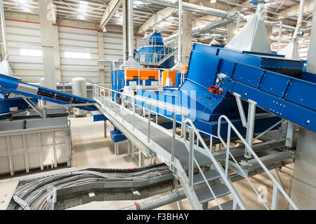 Spreco di energia o da rifiuti è il processo di generazione di energia sotto forma di elettricità o di calore dal primario tre Foto Stock